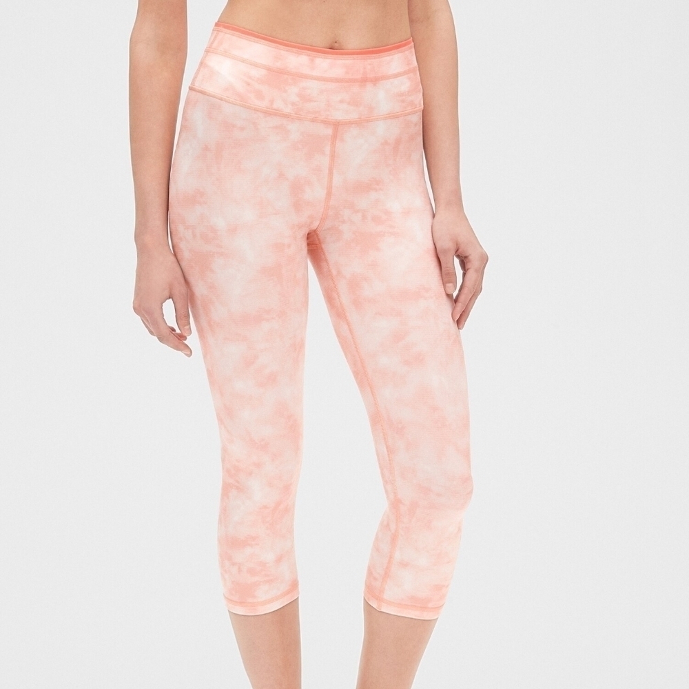 Gap Fit Tie-Dye Capris in Eclipse